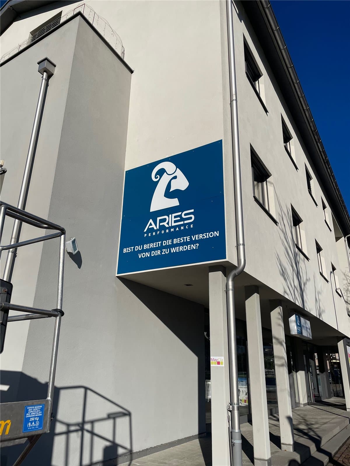 Fassadenwerbung an einem Firmengebäude