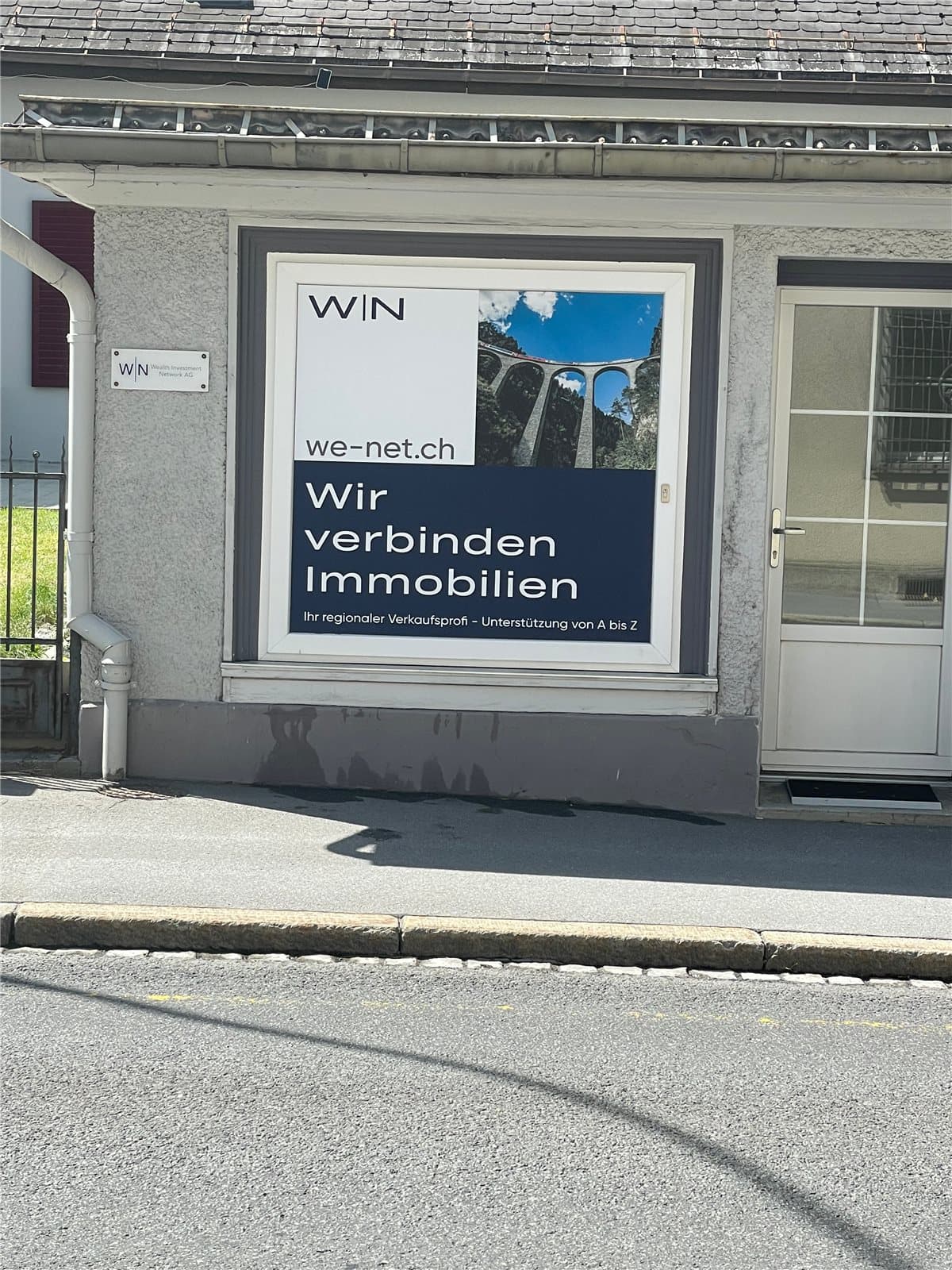 Fassadenwerbung an einem Gebäude