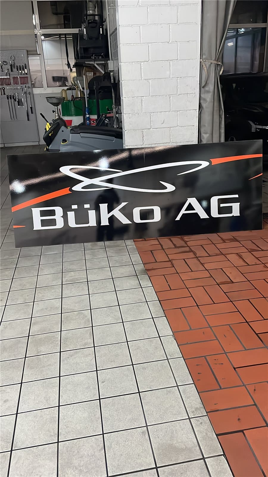 Firmenschild an einem Gebäude