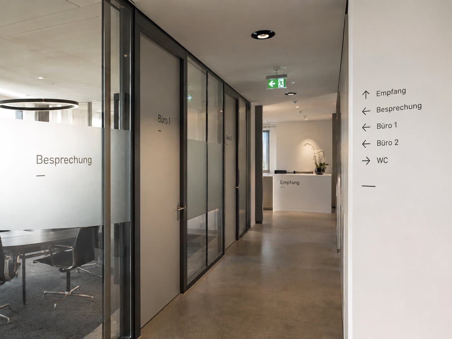 Signaletik-Wegweiser auf einem Firmengelände