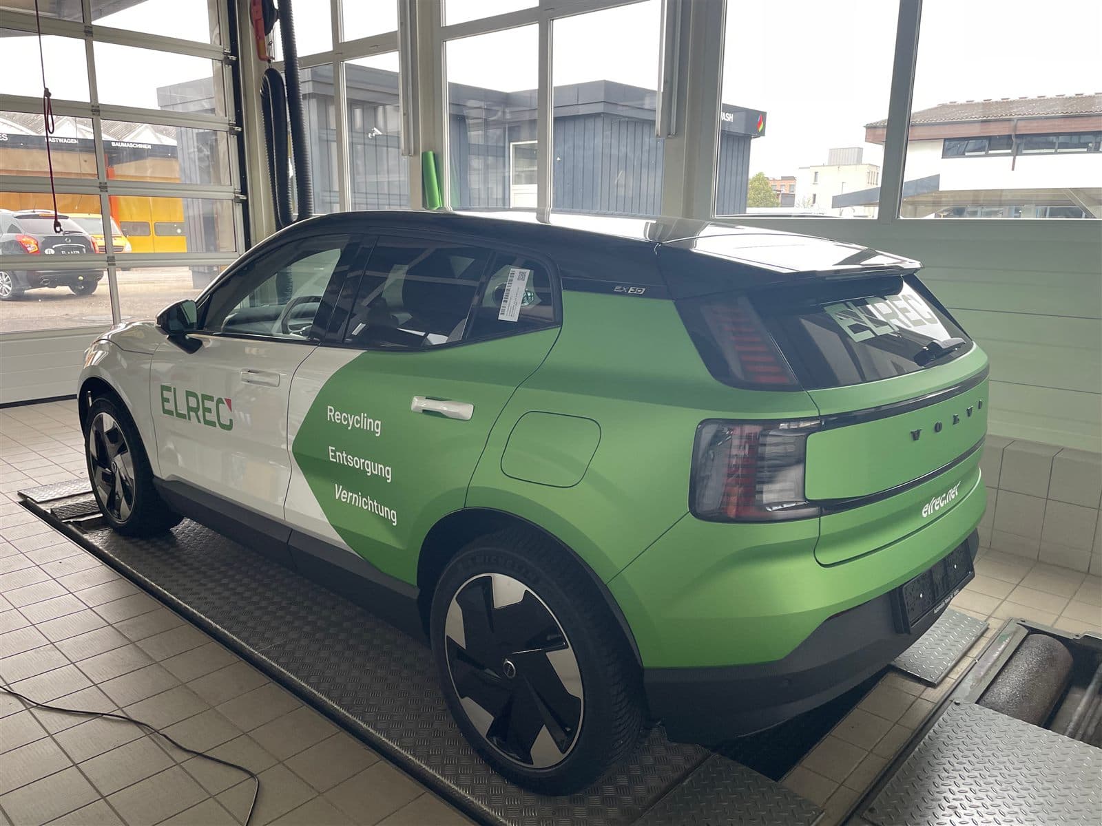 Fahrzeugbeschriftung auf einem Volvo für Elrec
