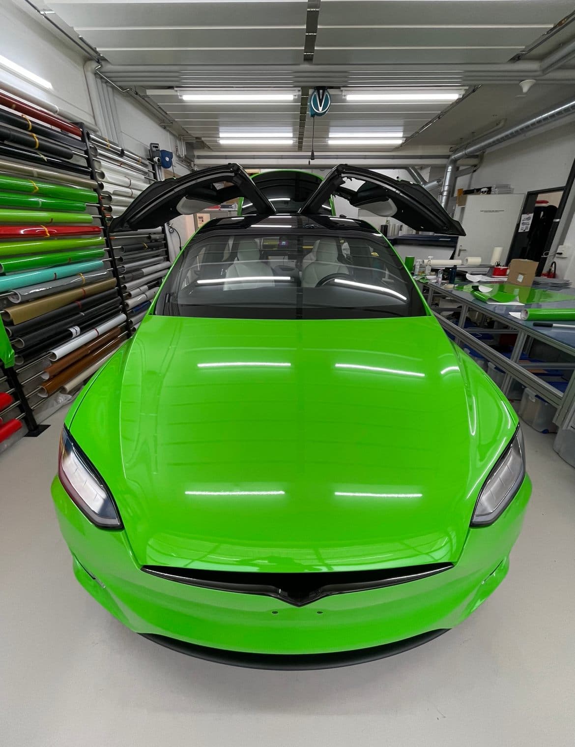 Fahrzeugfolierung an einem Tesla in Grün, Frontansicht