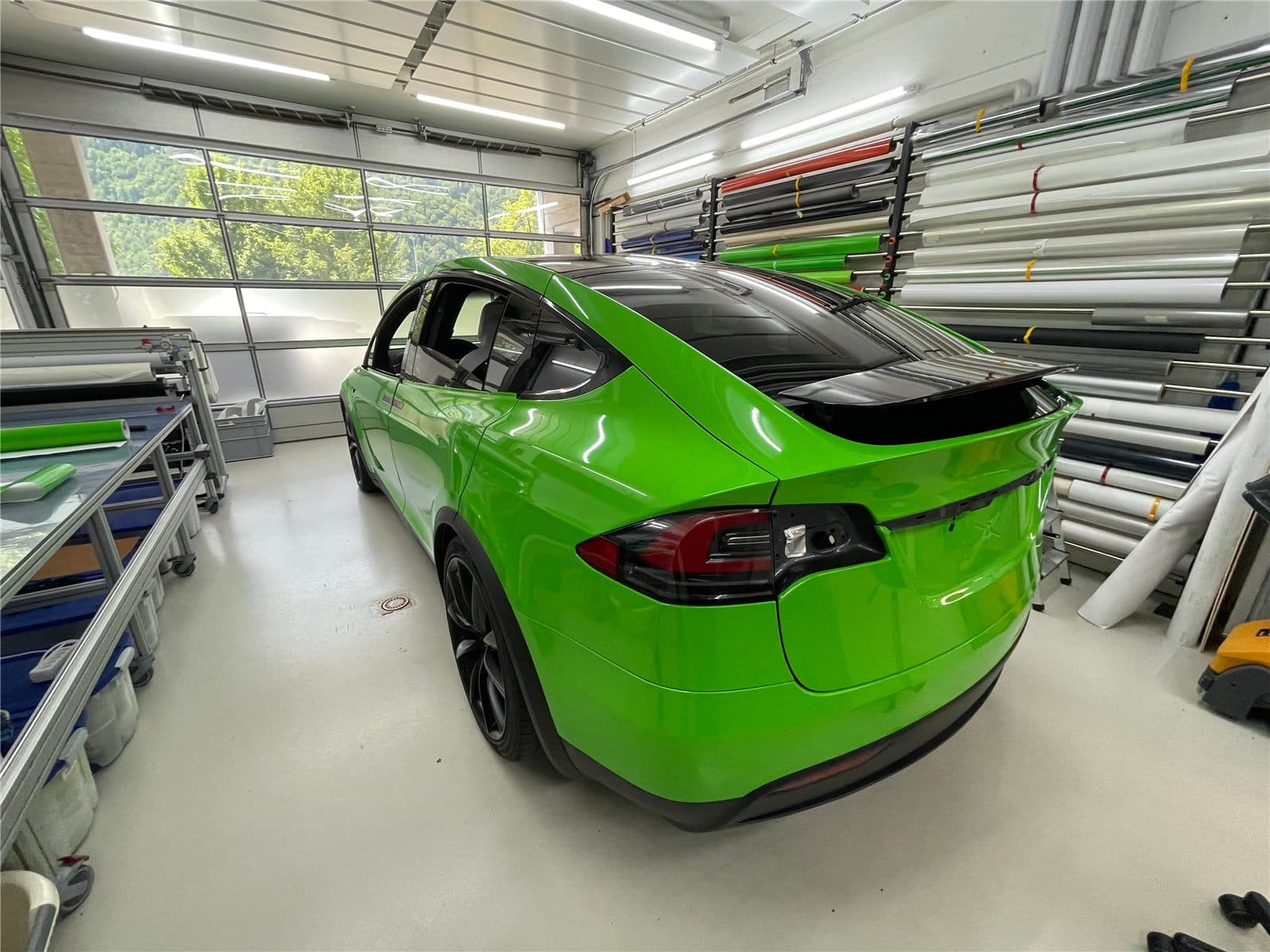 Fahrzeugfolierung an einem Tesla in Grün, Heckansicht