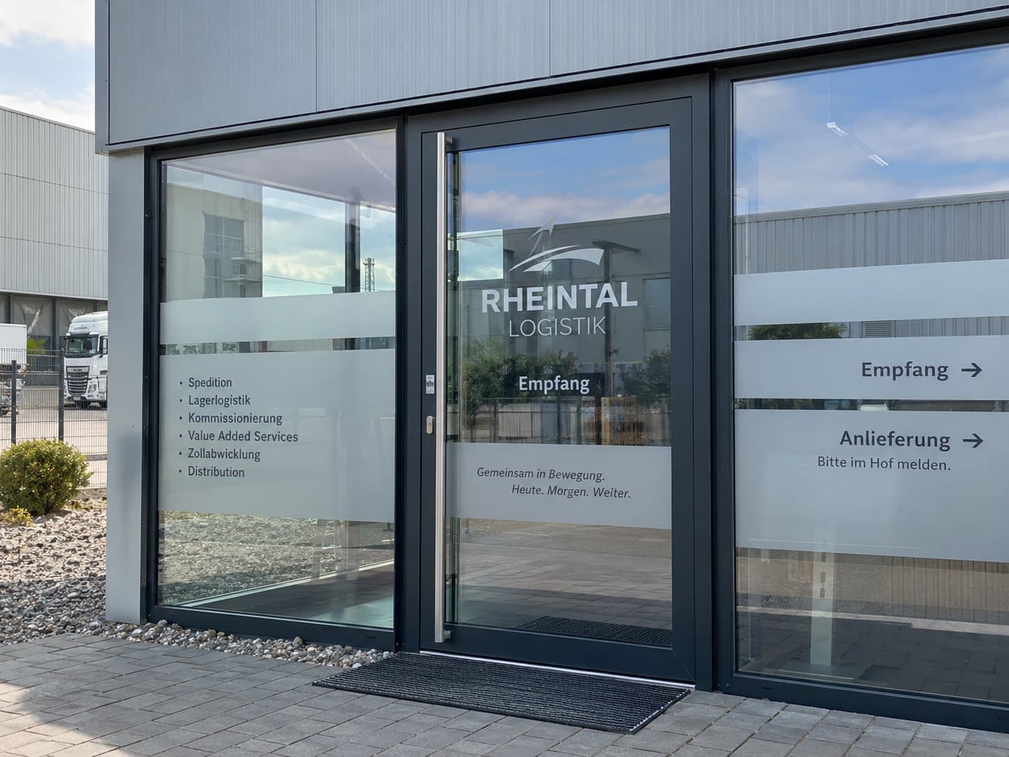 Schaufenstergestaltung bei Dämmerung