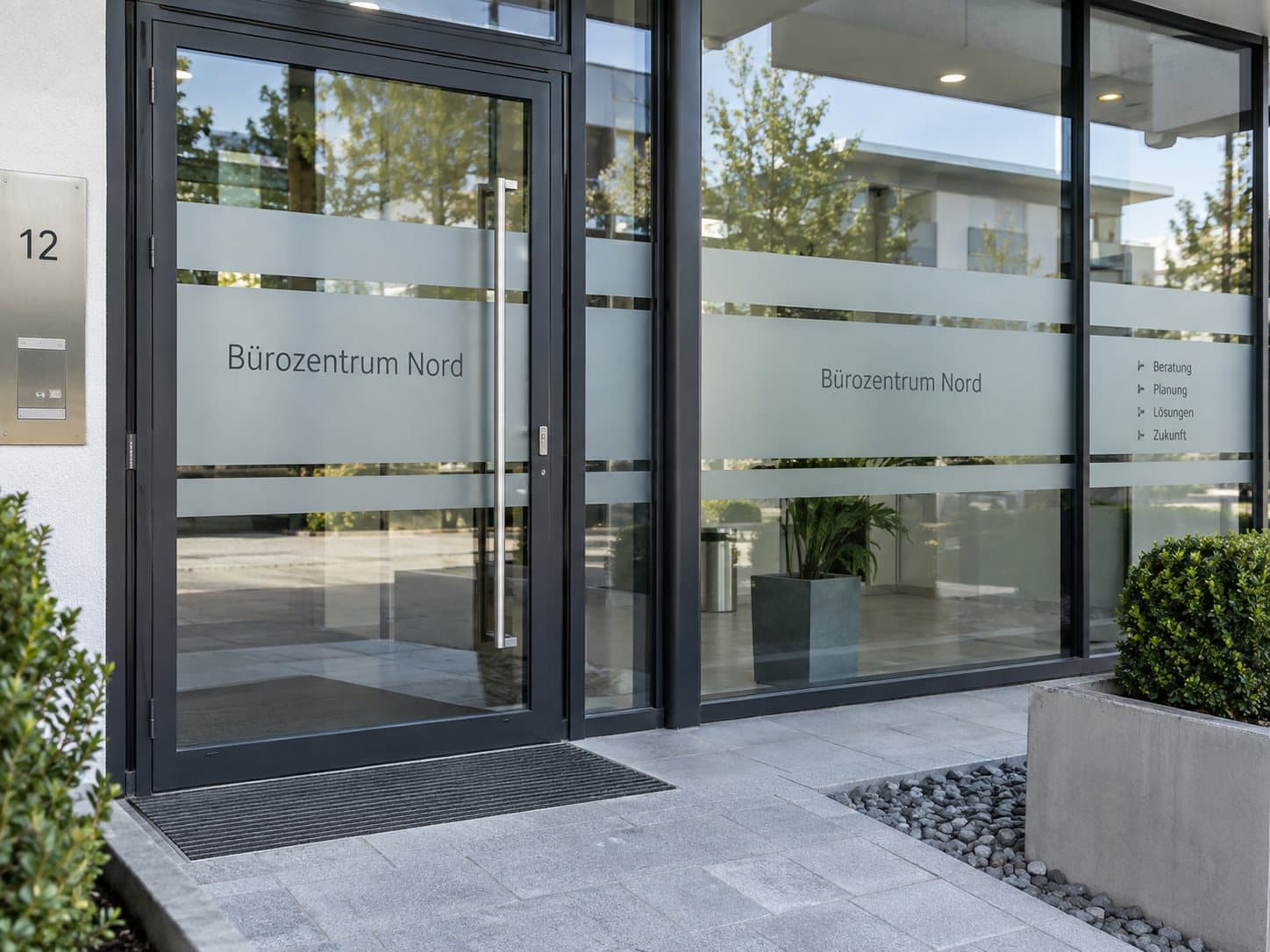 Sichtschutzfolie an einem Bürozentrum-Eingang