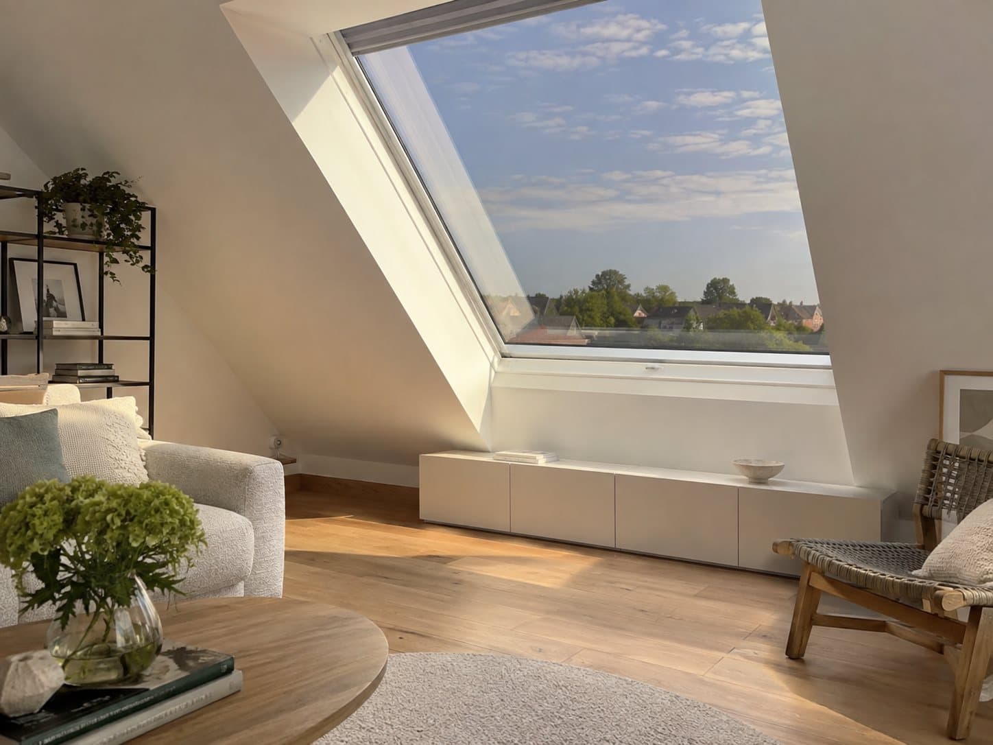 Wohnraum mit Sonnen- und UV-Schutzfolie am Dachfenster
